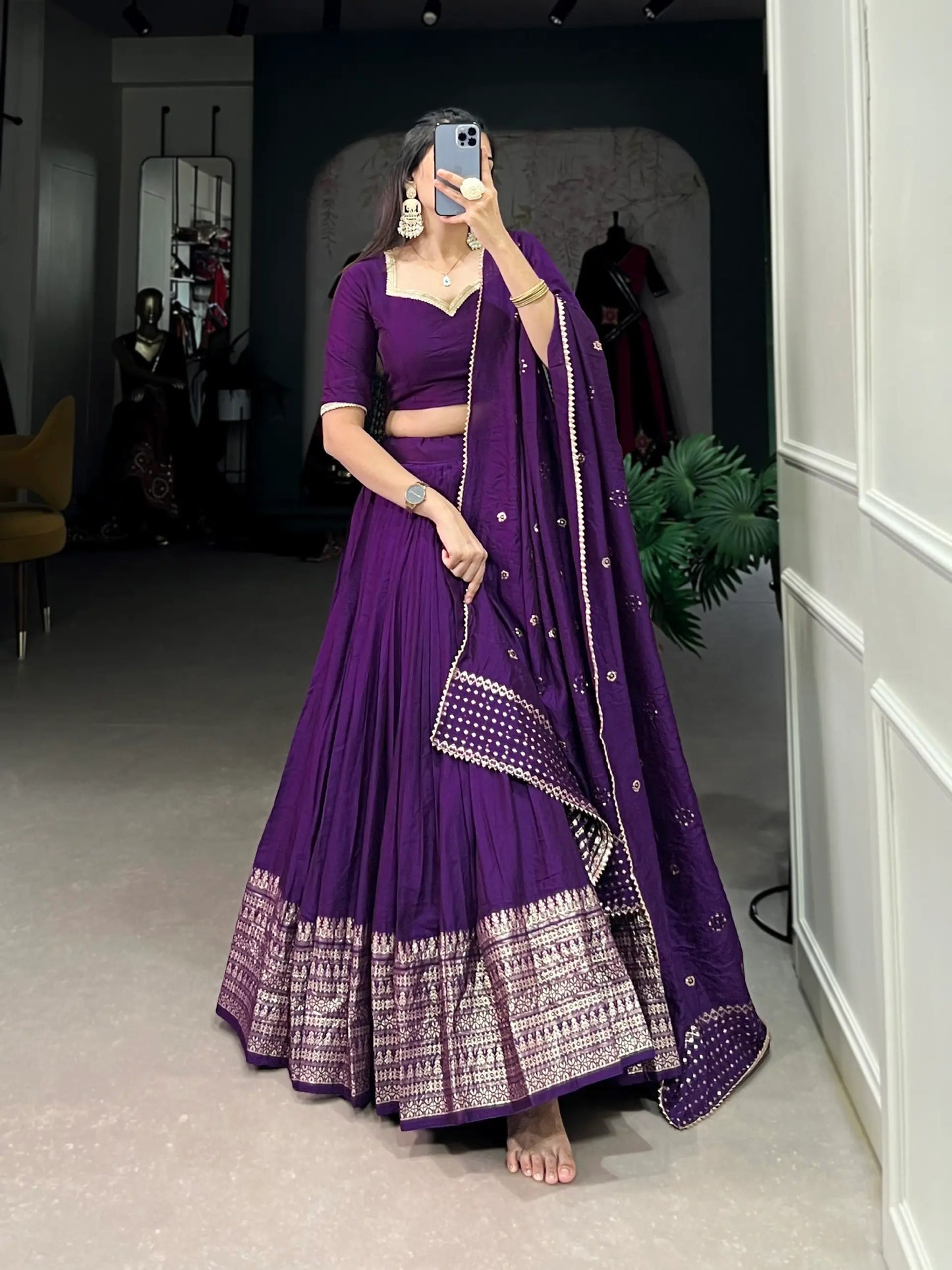 Lehenga choli violet foncé en soie Chanderi avec broderies tissées en zari