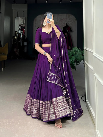 Lehenga choli violet foncé en soie Chanderi avec broderies tissées en zari