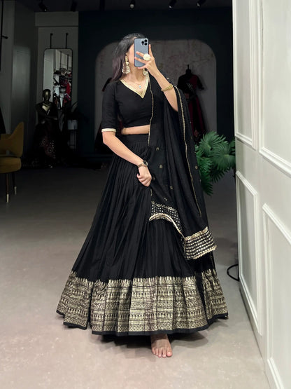Lehenga choli noir en soie Chanderi avec broderies tissées en zari