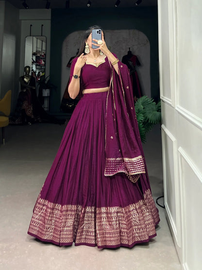 Lehenga choli violet raisin en soie Chanderi avec broderies tissées en zari