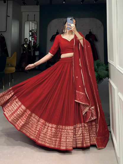 Lehenga choli rouge en soie Chanderi avec broderies en zari