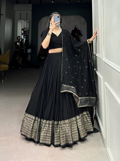 Lehenga choli noir en soie Chanderi avec broderies tissées en zari