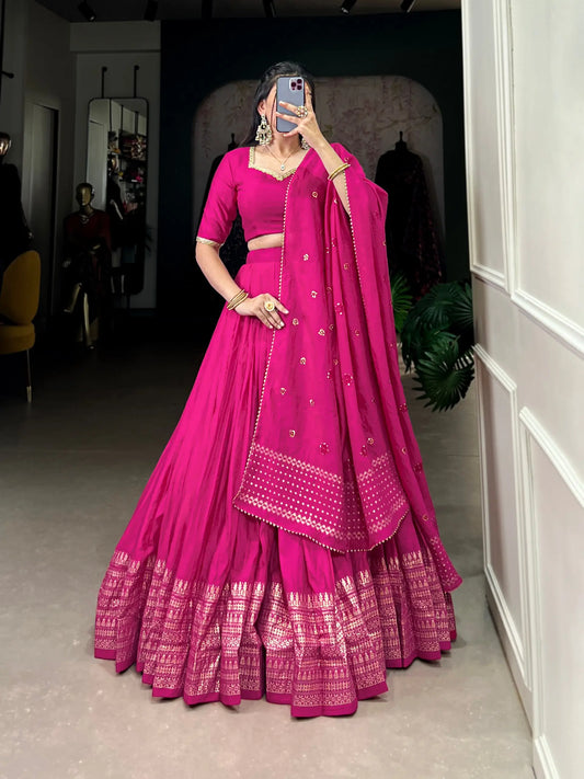 Lehenga choli rose fuchsia en soie Chanderi pure avec broderie en tissage zari