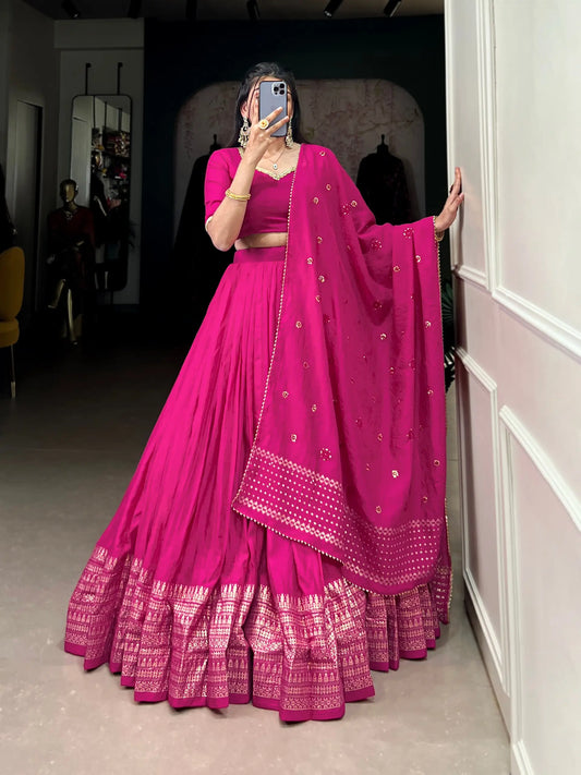 Lehenga choli rose fuchsia en soie Chanderi pure avec broderie en tissage zari