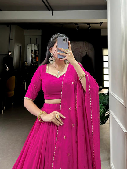 Lehenga choli rose fuchsia en soie Chanderi pure avec broderie en tissage zari