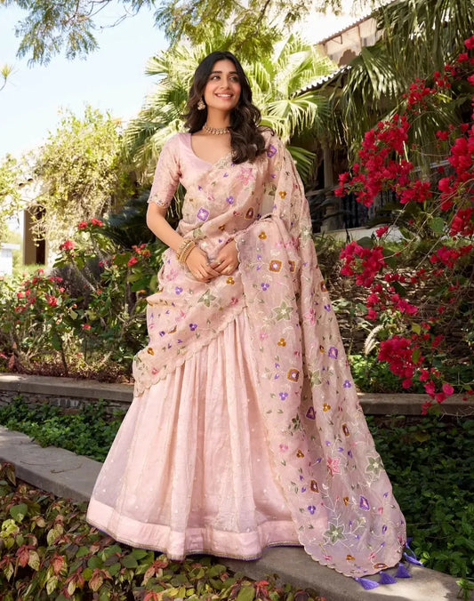 Pastellrosa Lehenga Choli mit Paillettenstickerei