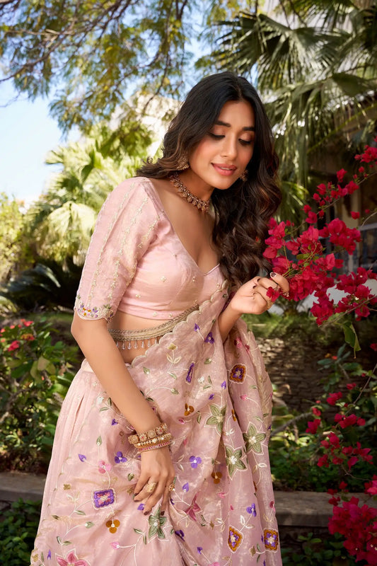 Pastellrosa Lehenga Choli mit Paillettenstickerei
