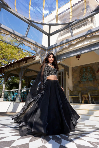 Lehenga Choli en satin noir avec broderie perles et sequins