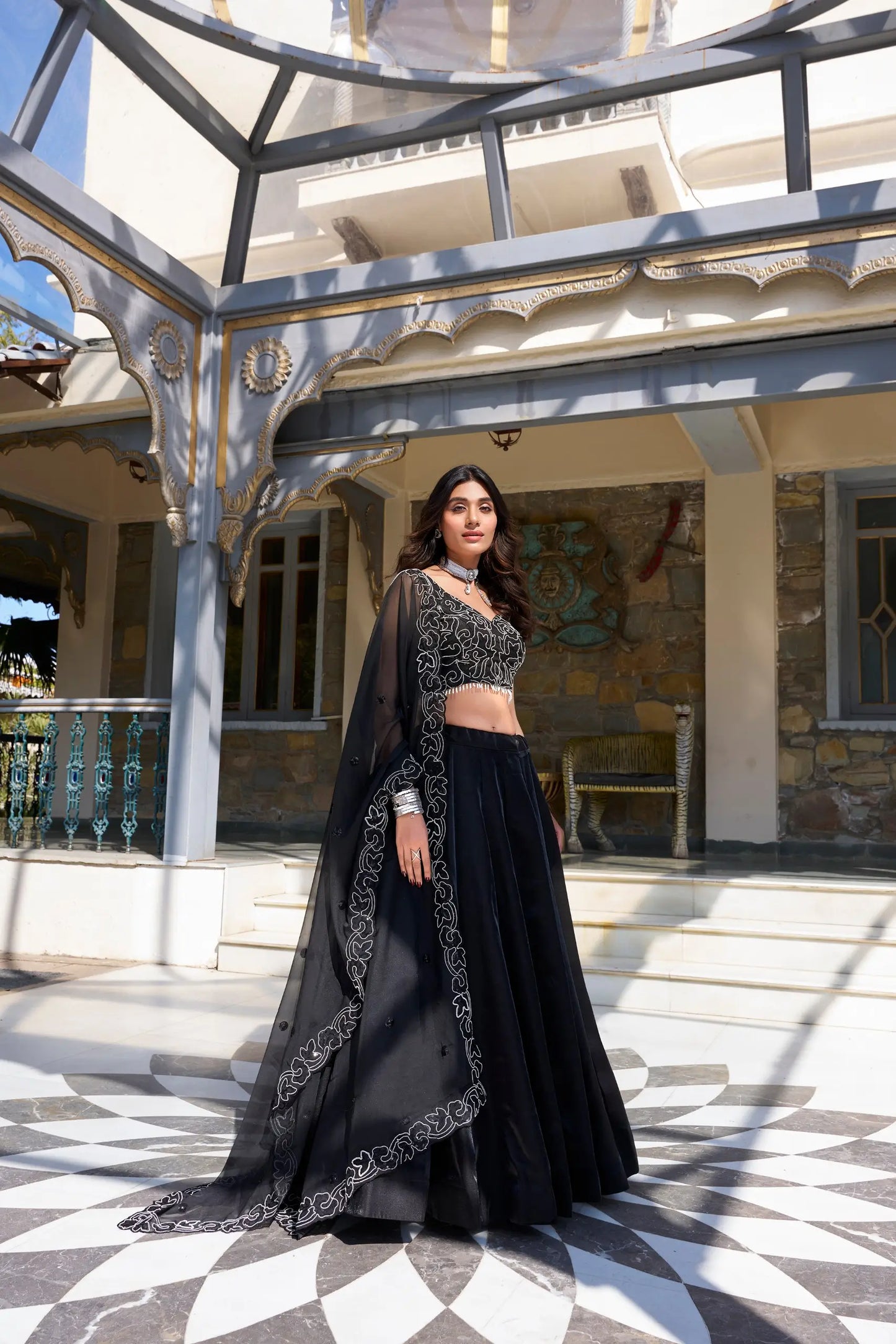 Lehenga Choli en satin noir avec broderie perles et sequins