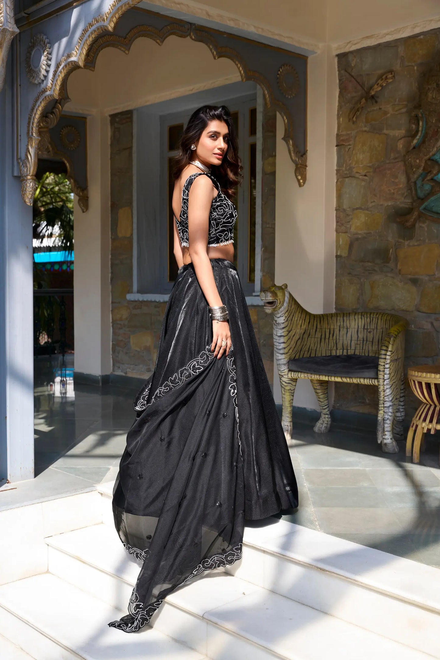 Lehenga Choli en satin noir avec broderie perles et sequins