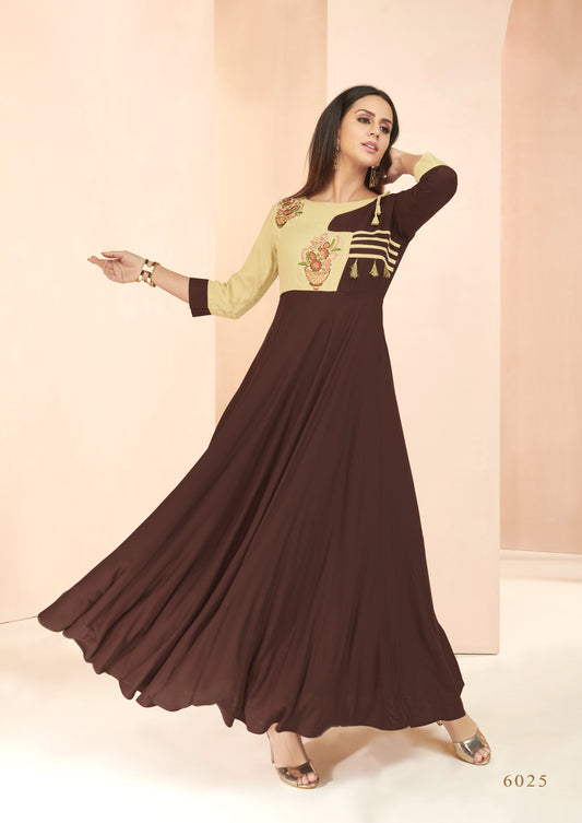 Langes Kurta-Oberteil im Kleidstil aus Viskose in Beige und Dunkelbraun mit Details