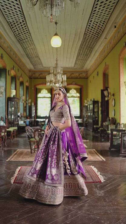 Exklusiver Designer-Braut-Lehenga in Fuchsia-Pink mit Stickereien und Applikationen, NAVYA-KOLLEKTION 2025