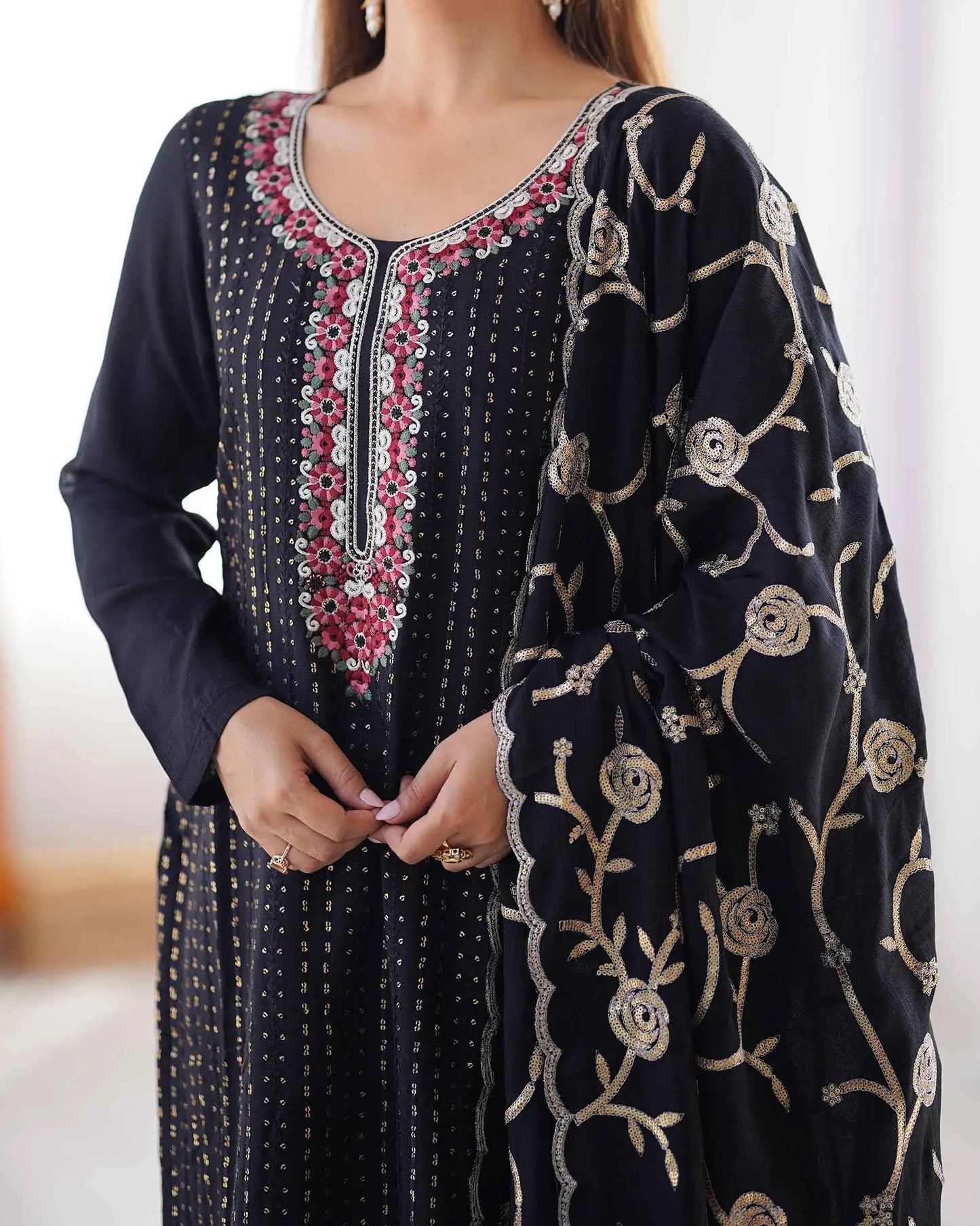 Schwarzer Designer-Salwar-Anzug mit Paillettenstickerei und Dupatta