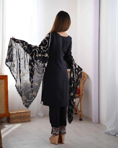 Schwarzer Designer-Salwar-Anzug mit Paillettenstickerei und Dupatta