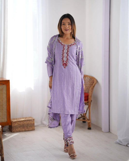 Eleganter lavendelfarbener Designer-Salwar-Anzug mit Paillettenstickerei