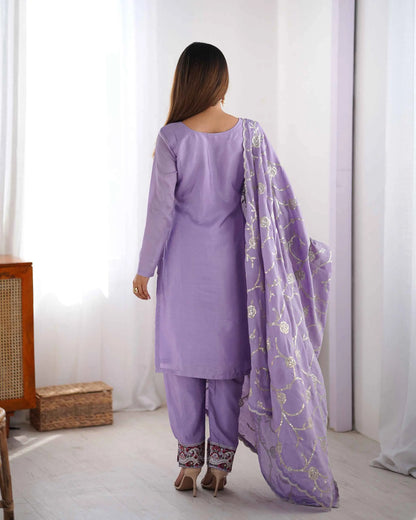 Eleganter lavendelfarbener Designer-Salwar-Anzug mit Paillettenstickerei