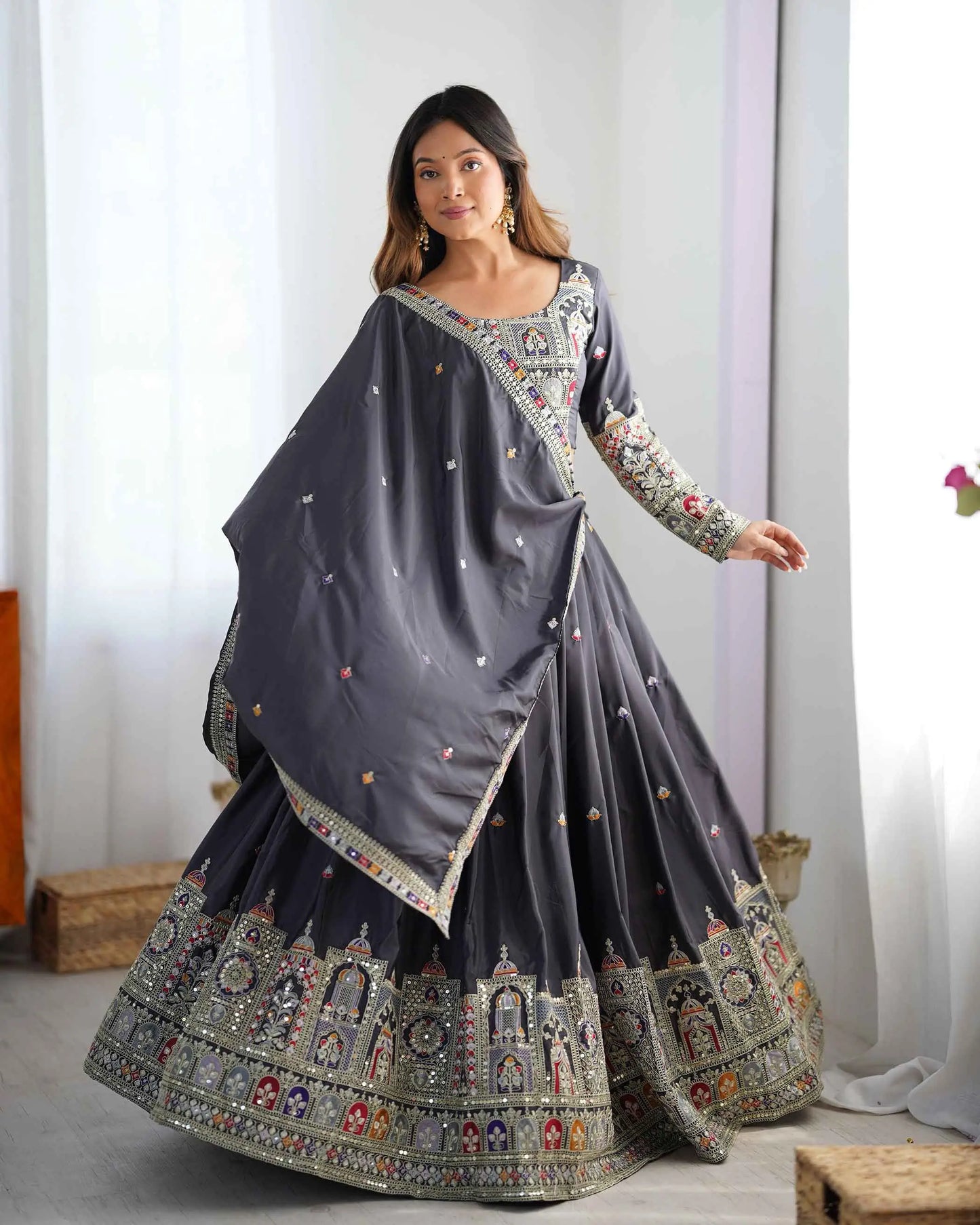 Lehenga noir gris foncé avec broderie cording dori, accompagné d’un dupatta