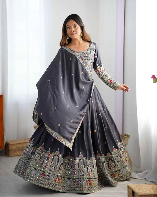 Lehenga noir gris foncé avec broderie cording dori, accompagné d’un dupatta
