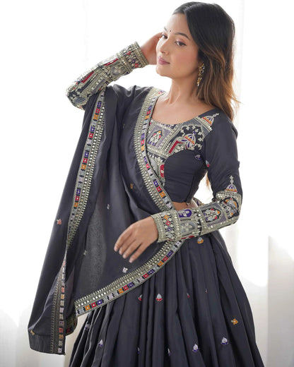 Lehenga noir gris foncé avec broderie cording dori, accompagné d’un dupatta