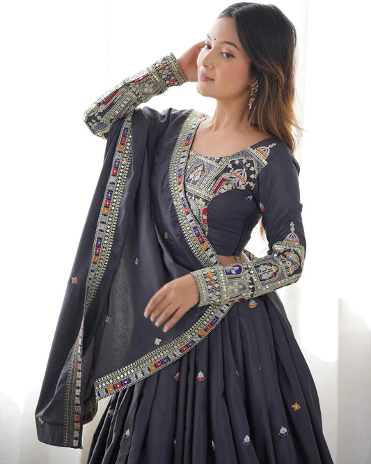 Lehenga noir gris foncé avec broderie cording dori, accompagné d’un dupatta