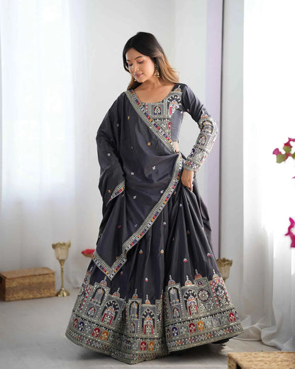 Lehenga noir gris foncé avec broderie cording dori, accompagné d’un dupatta