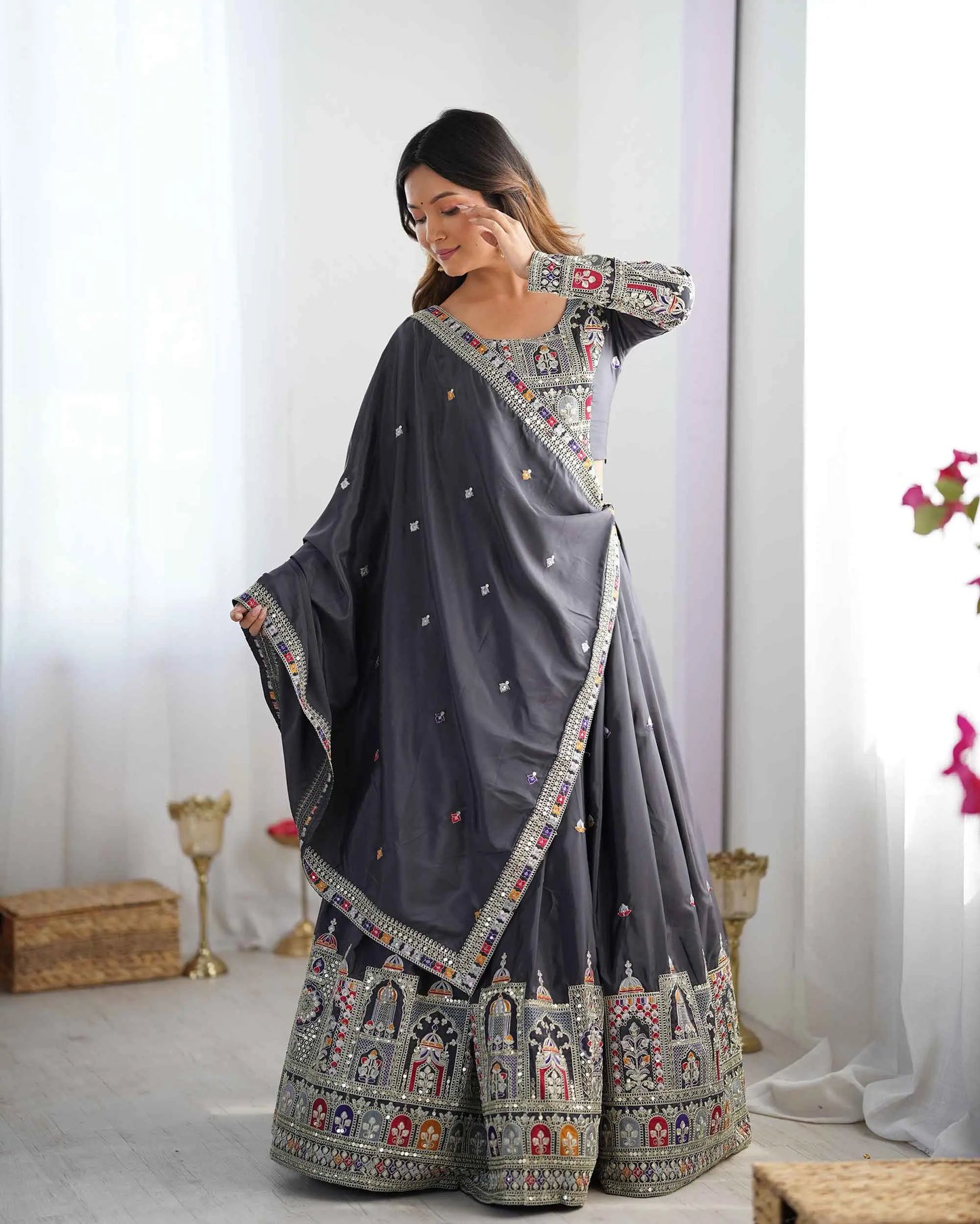 Lehenga noir gris foncé avec broderie cording dori, accompagné d’un dupatta