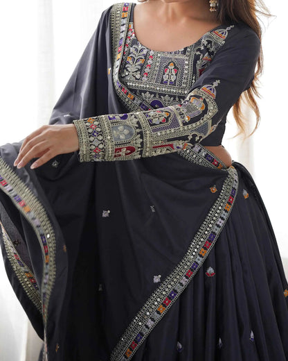 Lehenga noir gris foncé avec broderie cording dori, accompagné d’un dupatta