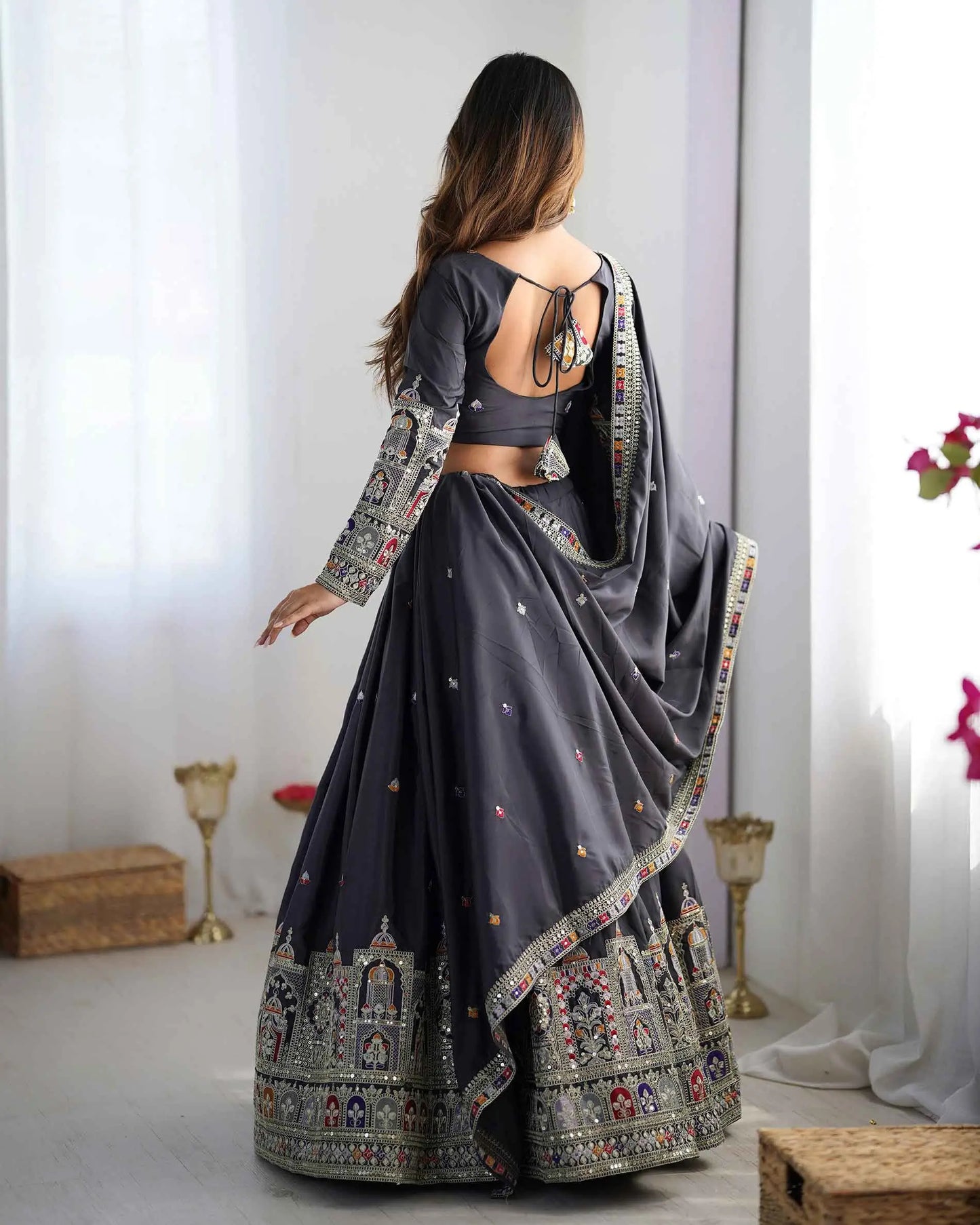 Lehenga noir gris foncé avec broderie cording dori, accompagné d’un dupatta