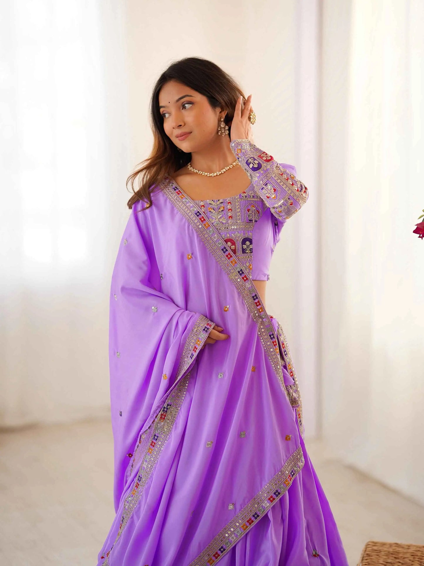 Lehenga lavande élégante avec broderie cording dori, accompagnée d’un dupatta