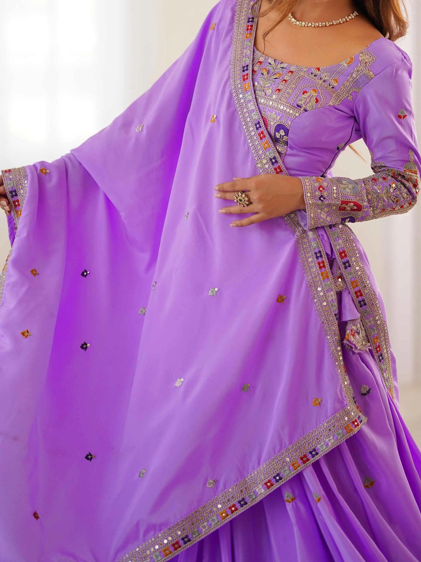 Lehenga lavande élégante avec broderie cording dori, accompagnée d’un dupatta