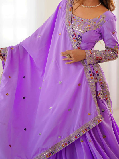 Lehenga lavande élégante avec broderie cording dori, accompagnée d’un dupatta