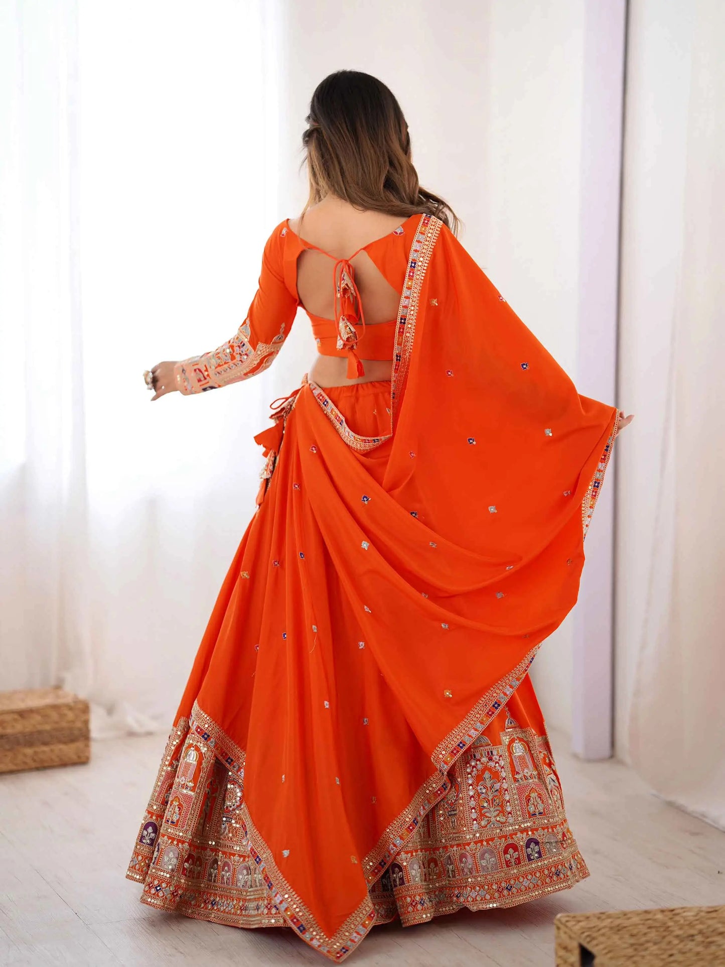 Lehenga orange intense avec broderie cording dori, accompagné d’un dupatta