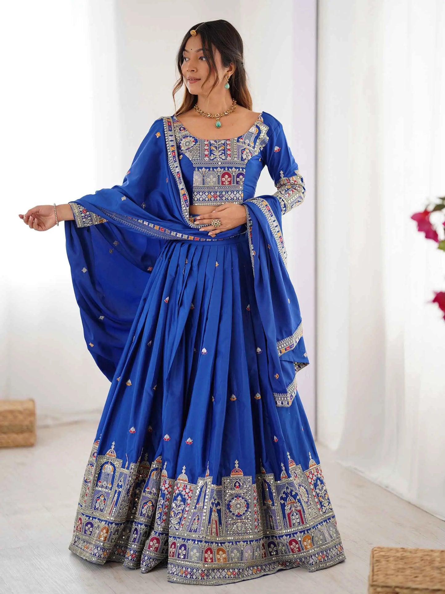 Königsblauer Lehenga mit Cording-Dori-Stickerei und Dupatta
