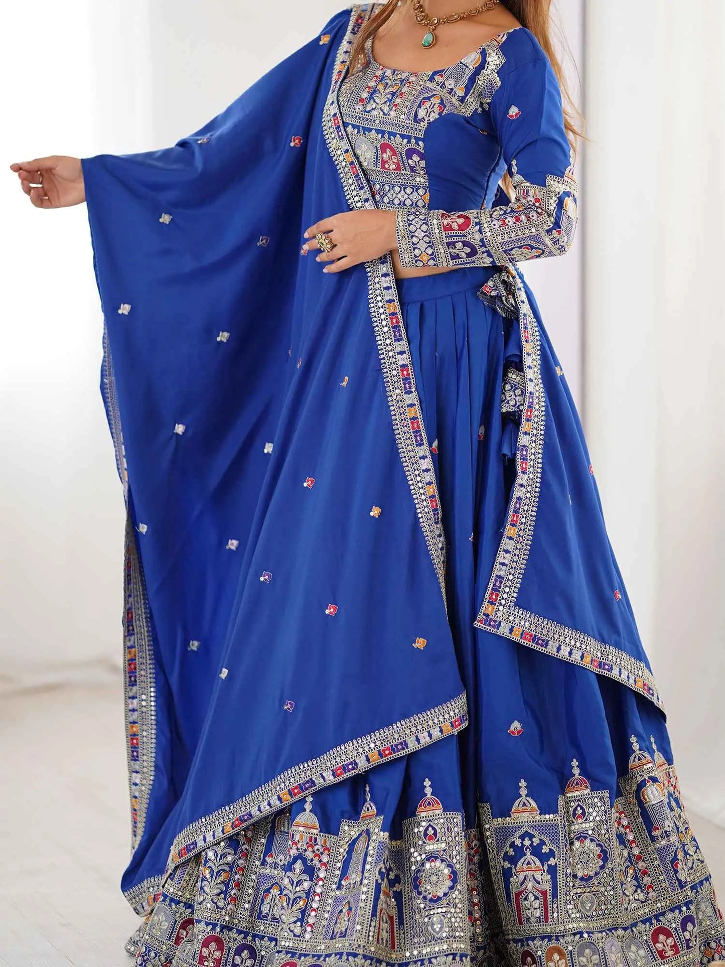 Königsblauer Lehenga mit Cording-Dori-Stickerei und Dupatta