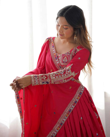 Lehenga rouge paprika orné de broderies en fil et cording dori avec dupatta