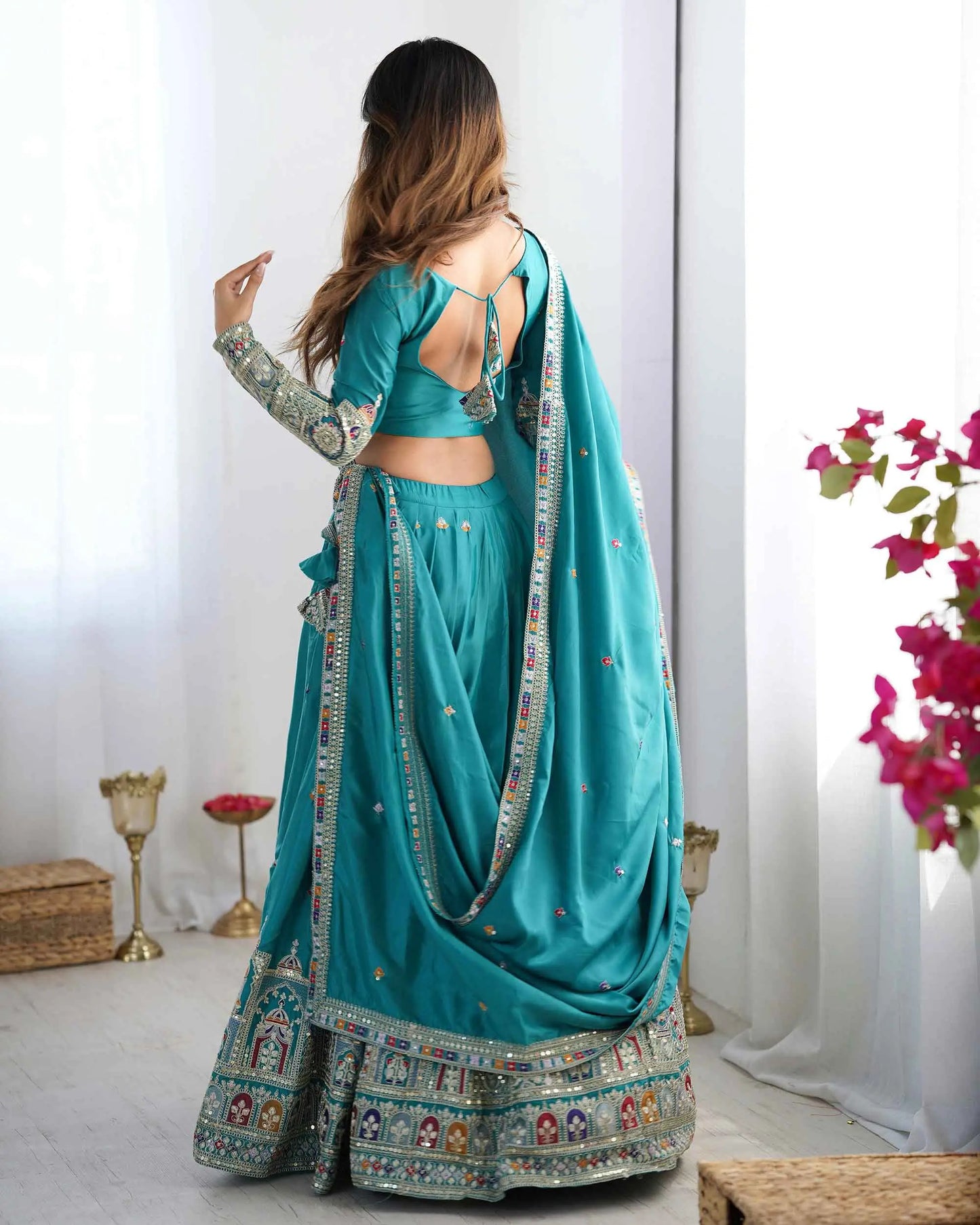 Dunkelblaugrüner Lehenga, verziert mit Dori-Stickereien aus Fäden und Kordeln mit Dupatta