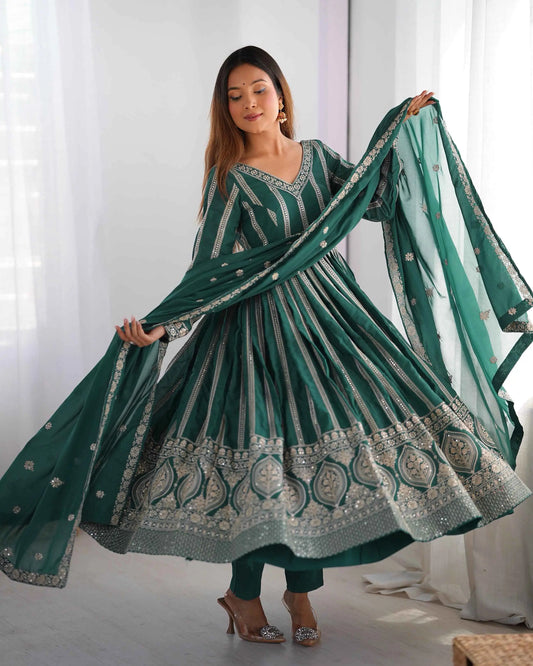 Langes Georgette-Kleid in Entengrün mit Paillettenstickerei