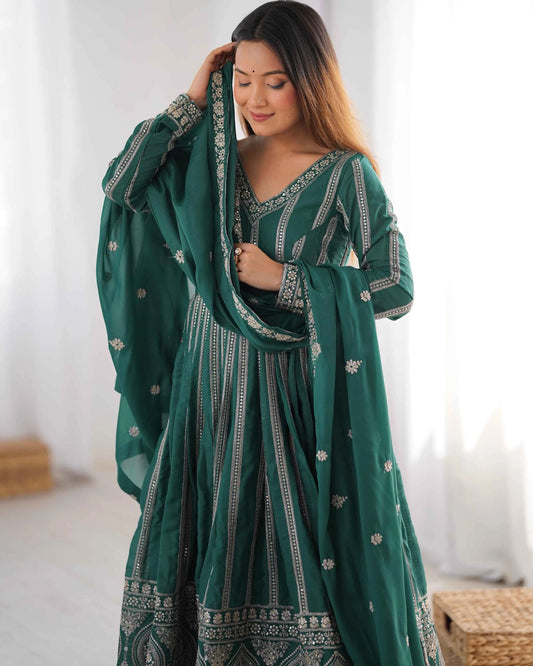 Langes Georgette-Kleid in Entengrün mit Paillettenstickerei