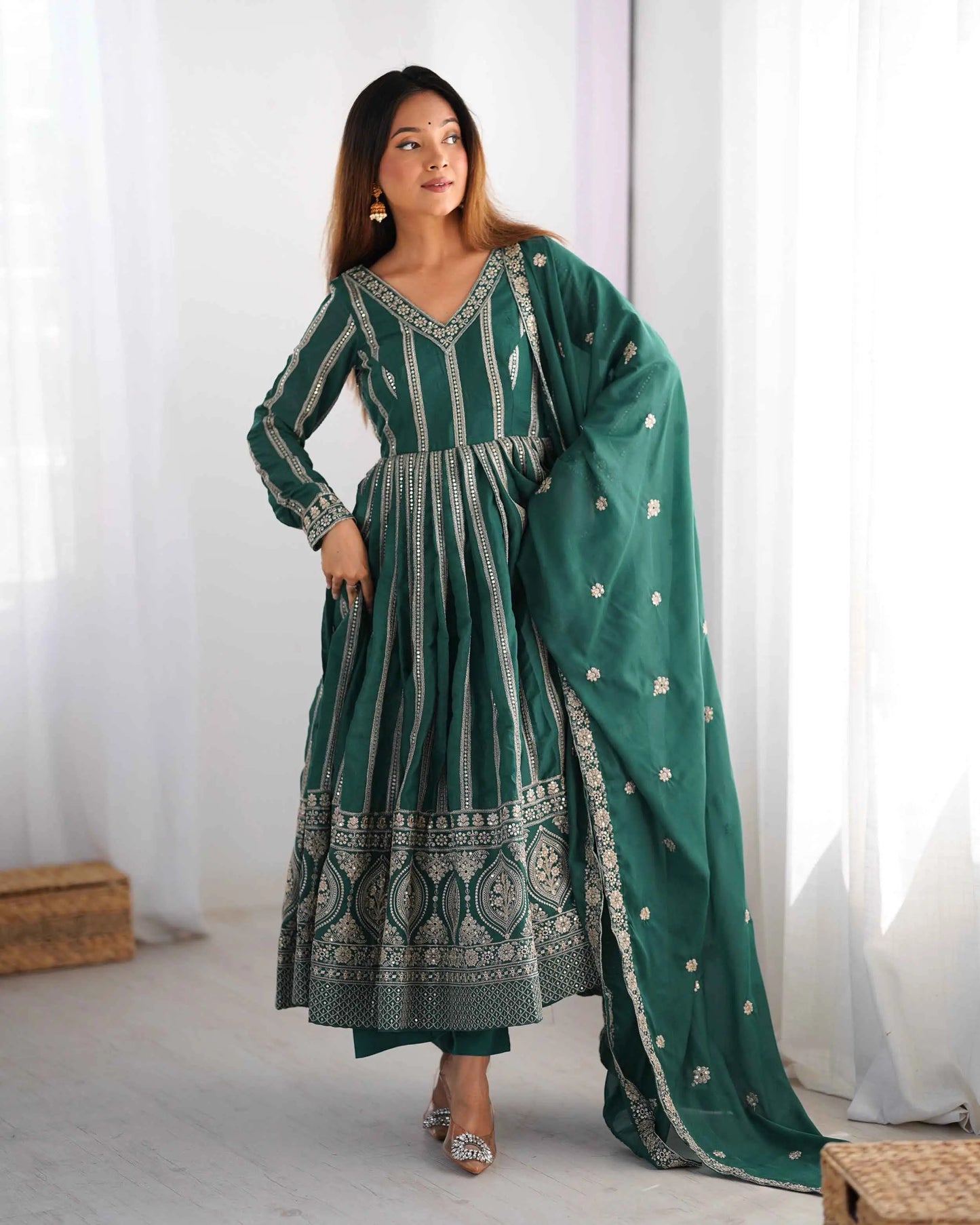 Langes Georgette-Kleid in Entengrün mit Paillettenstickerei
