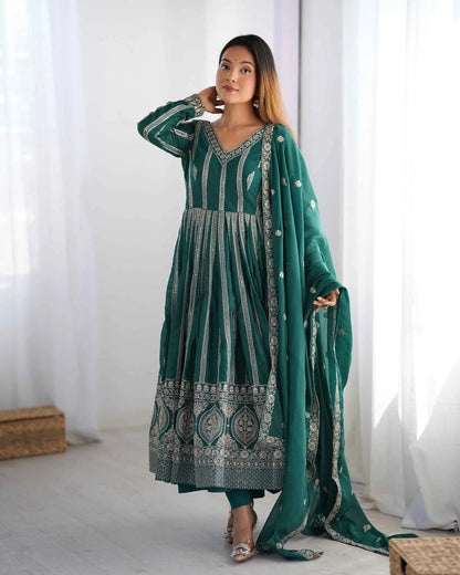 Langes Georgette-Kleid in Entengrün mit Paillettenstickerei