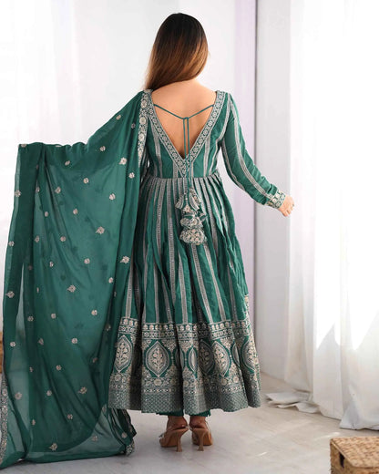 Langes Georgette-Kleid in Entengrün mit Paillettenstickerei