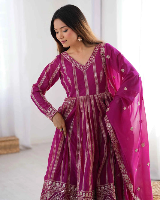 Fuchsia-pinkes Georgette-Maxikleid mit Paillettenstickerei und passendem Dupatta