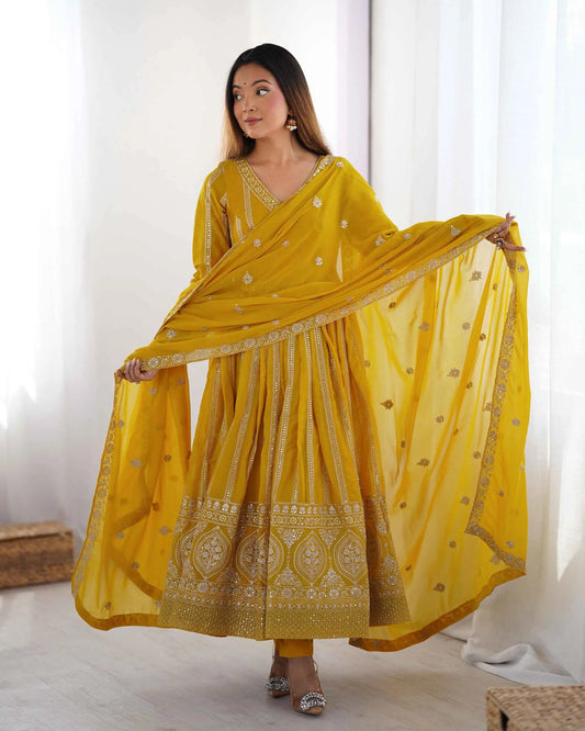 Dunkelgelbes Georgette-Kleid mit Paillettenstickerei und Dupatta
