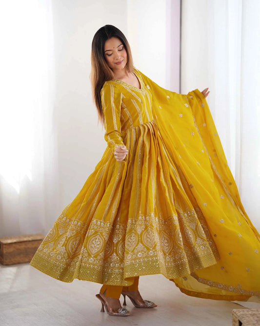 Dunkelgelbes Georgette-Kleid mit Paillettenstickerei und Dupatta