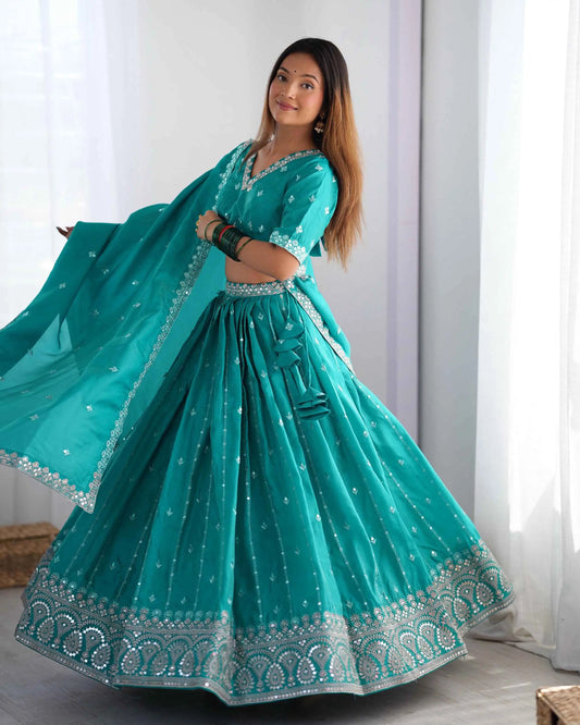 Dunkelaquablauer Lehenga mit Paillettenstickerei und passender Dupatta