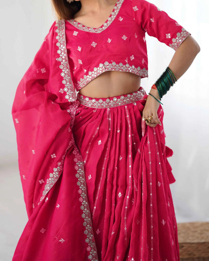 Lehenga rose fuchsia avec broderie à sequins et dupatta assorti