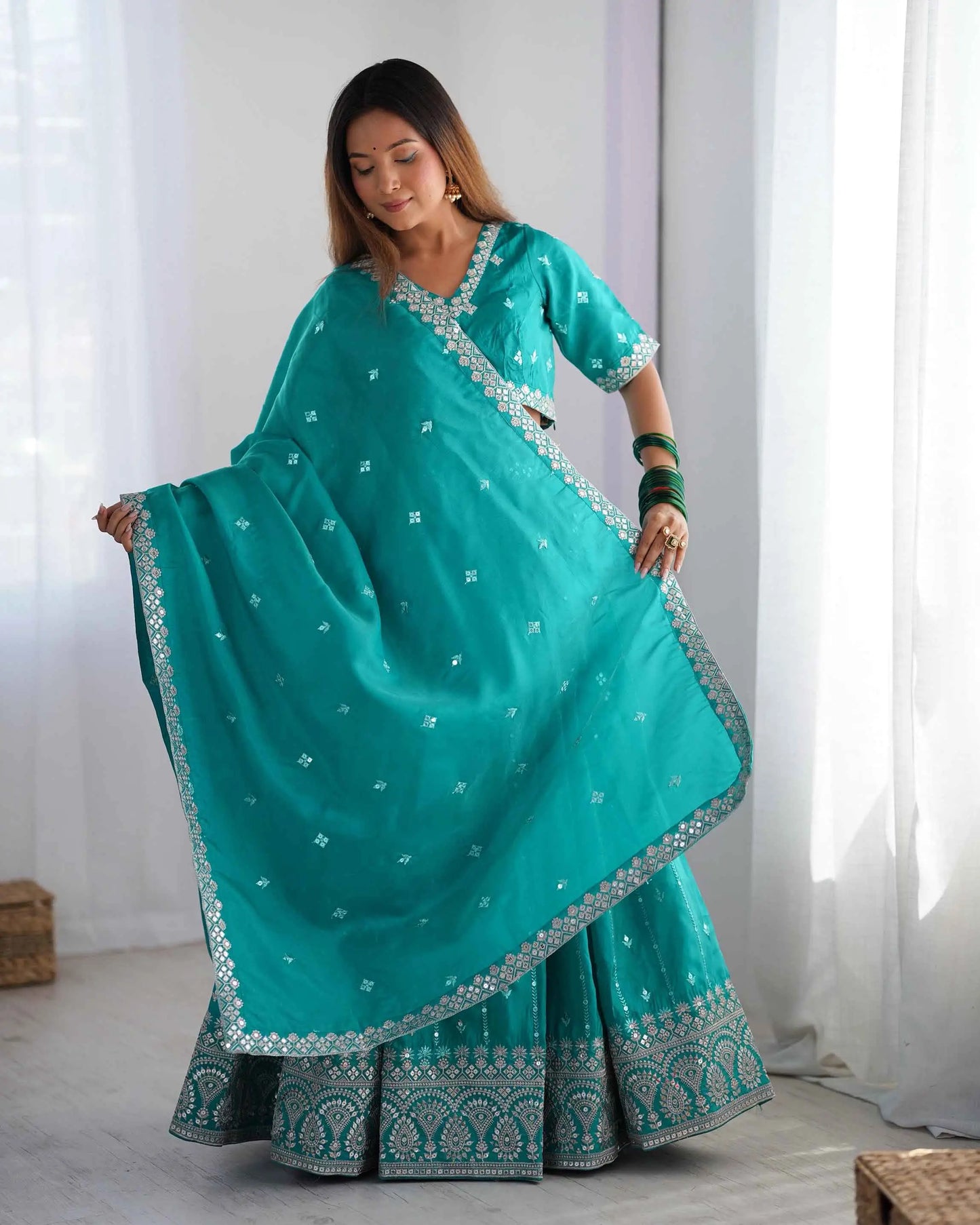 Dunkelaquablauer Lehenga mit Paillettenstickerei und passender Dupatta
