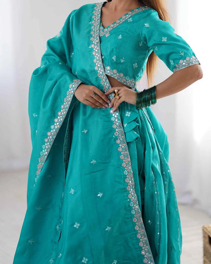 Dunkelaquablauer Lehenga mit Paillettenstickerei und passender Dupatta