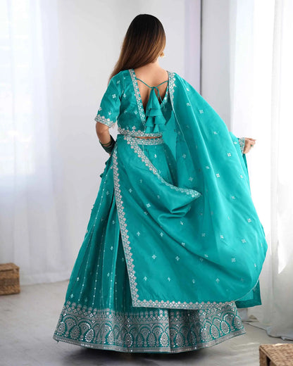 Dunkelaquablauer Lehenga mit Paillettenstickerei und passender Dupatta