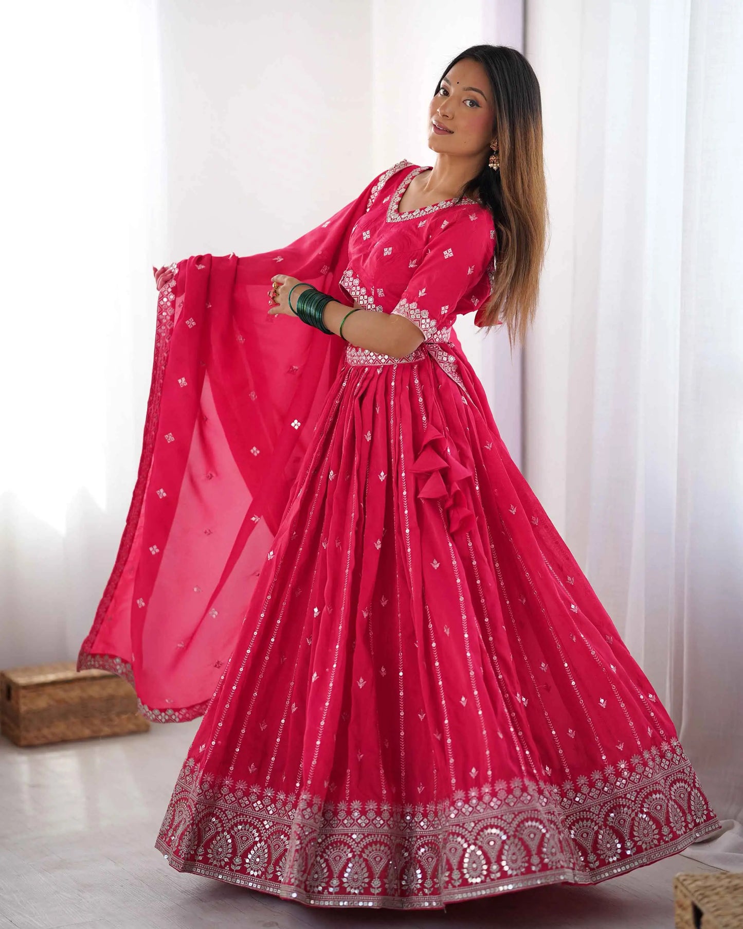 Lehenga rose fuchsia avec broderie à sequins et dupatta assorti